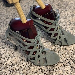NINE WEST Women’s Genuine Leather Sea foam gladiator style heeled sandals.